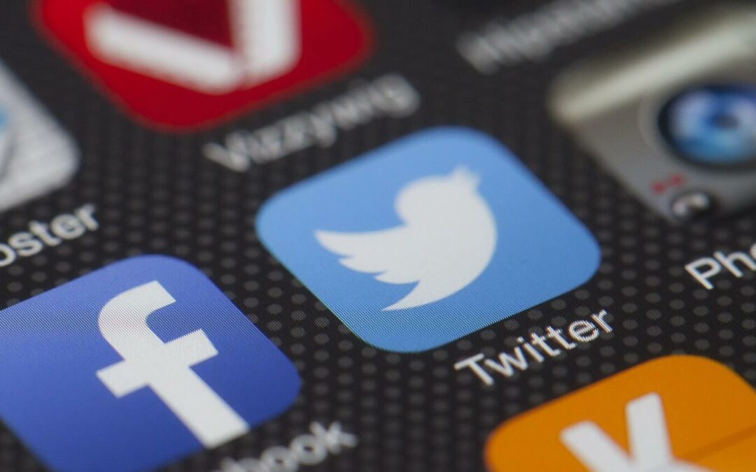 Charla-Coloquio sobre uso seguro de redes sociales