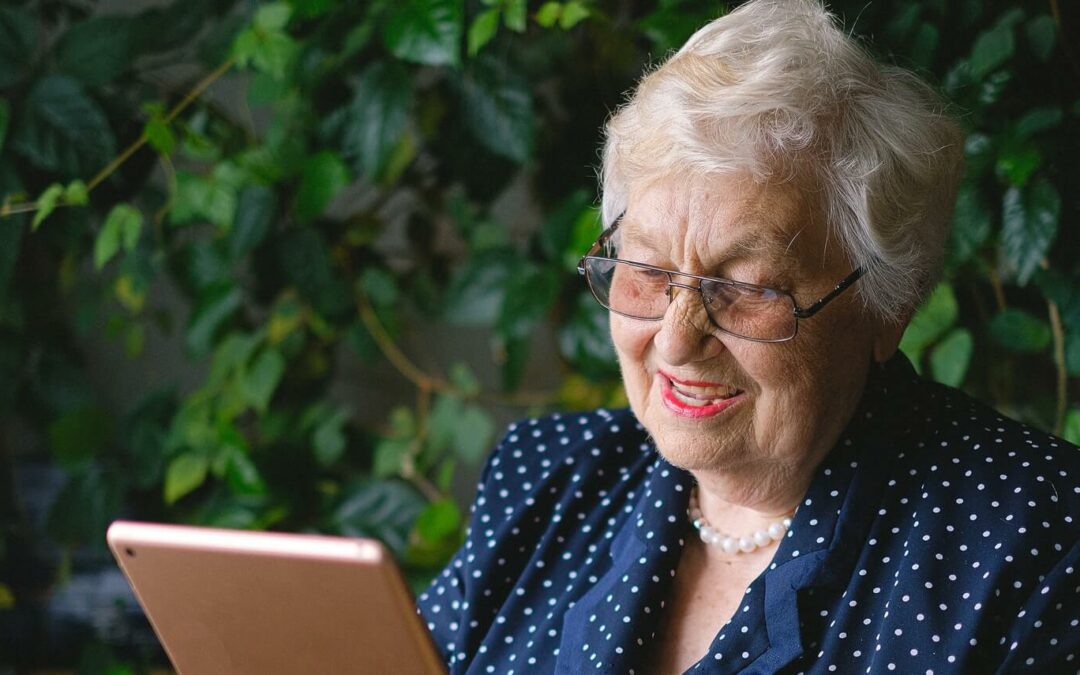 Charla uso seguro redes sociales tercera edad